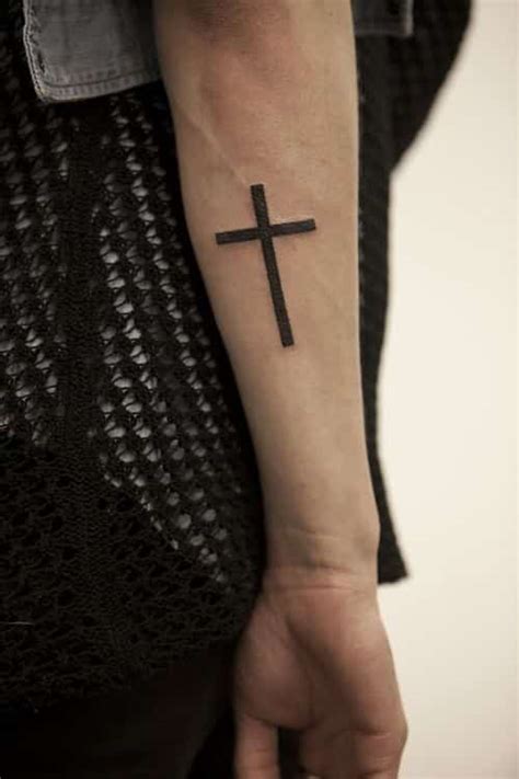 cruz en el antebrazo|150 Tatuajes de cruz: Los 23 tipos de cruces con su。